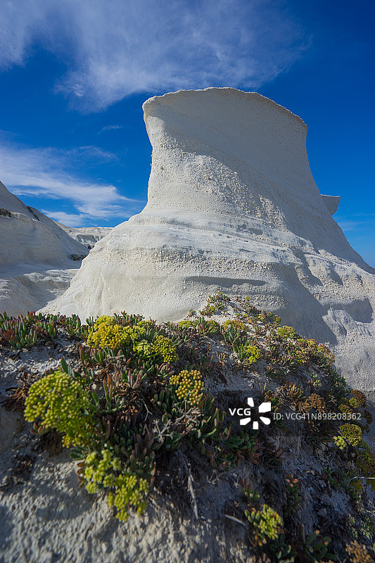 希腊米洛斯岛萨拉基尼科的火山侵蚀岩石图片素材