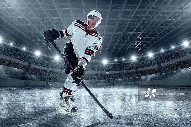 大型专业冰球场上的冰球运动员图片素材