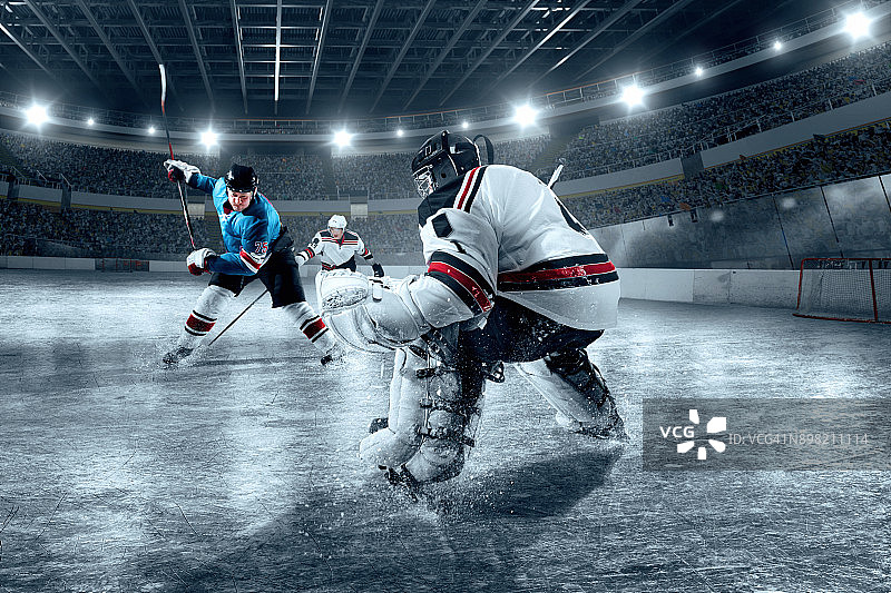 大型专业冰球场的冰球运动员图片素材