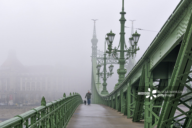 雾天的匈牙利布达佩斯自由桥图片素材