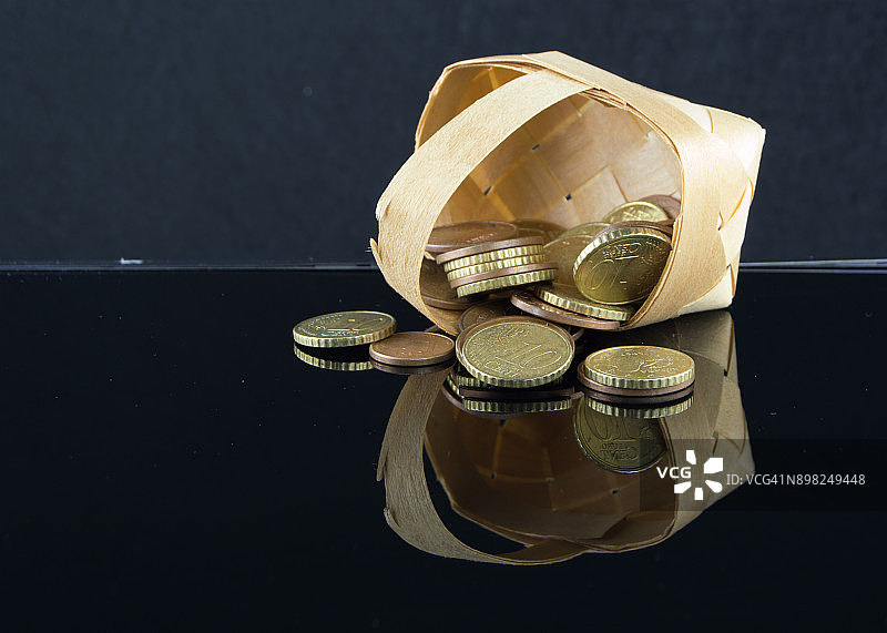 装满钱的篮子图片素材