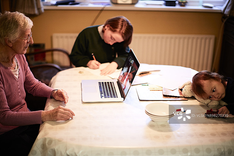 祖母和孙子孙女在桌旁图片素材