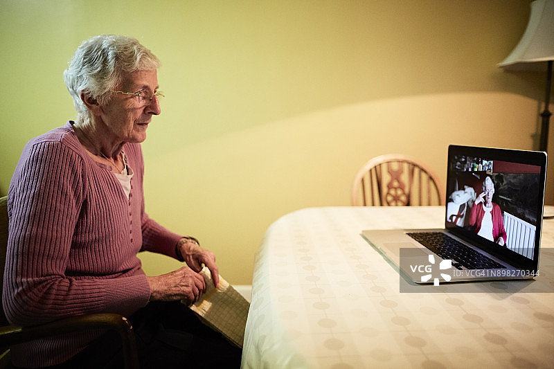 老年妇女在电脑上观看自己图片素材