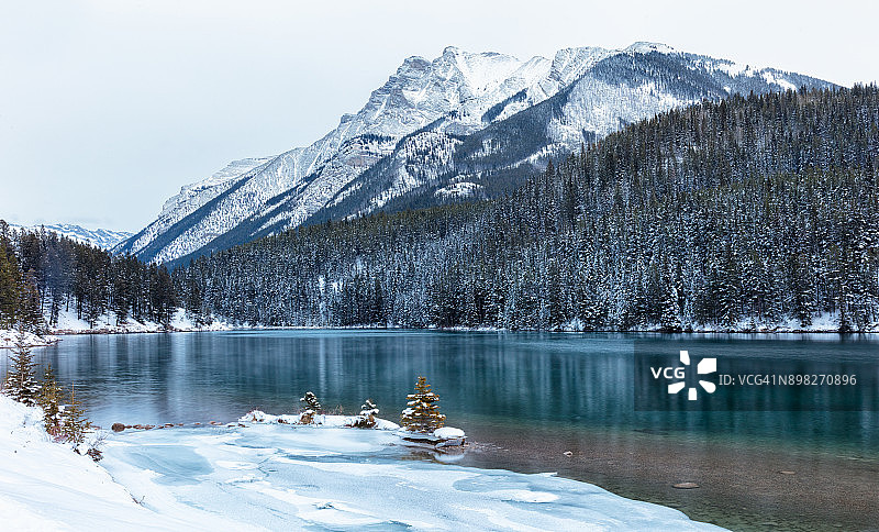 班夫国家公园双杰克湖冬季图片素材
