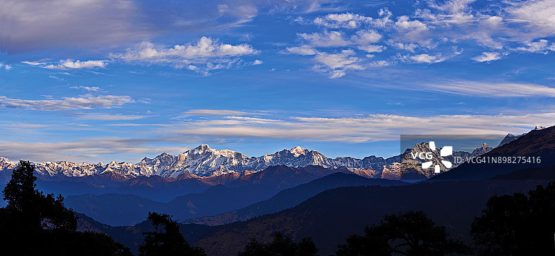 乔普塔-通纳斯-钱德拉希拉徒步路线喜马拉雅山峰全景，如凯达尔纳特、梅鲁、苏梅鲁、象头神山、乔坎巴峰、班达尔蓬奇峰、尼尔坎塔峰、提尔苏里峰、楠达德维峰图片素材