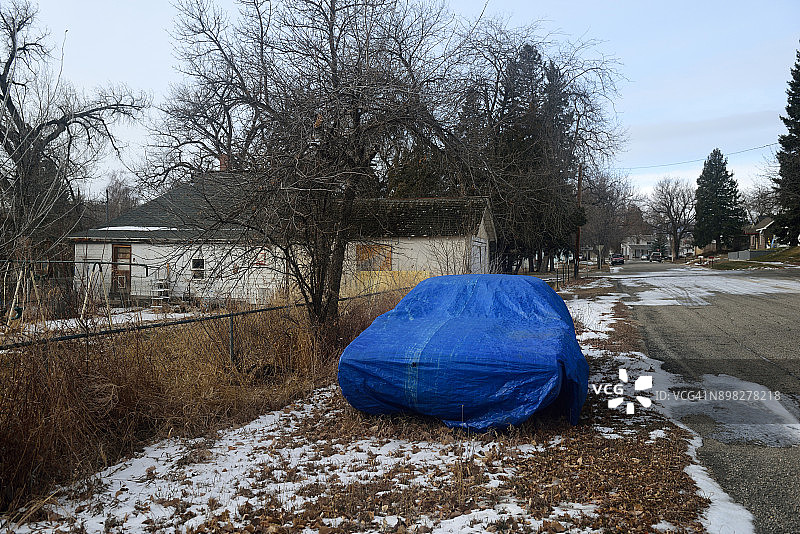 美国怀俄明州布法罗街道上被覆盖的汽车图片素材