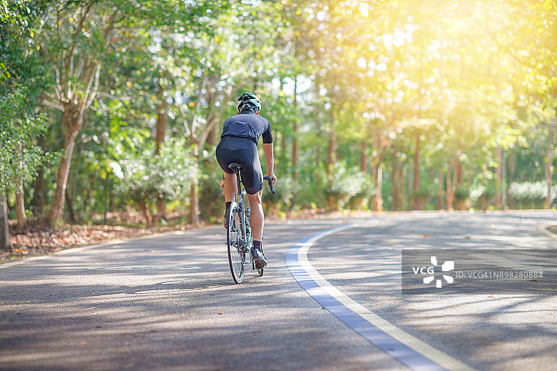 骑自行车的年轻人早上在公园里骑山地车图片素材