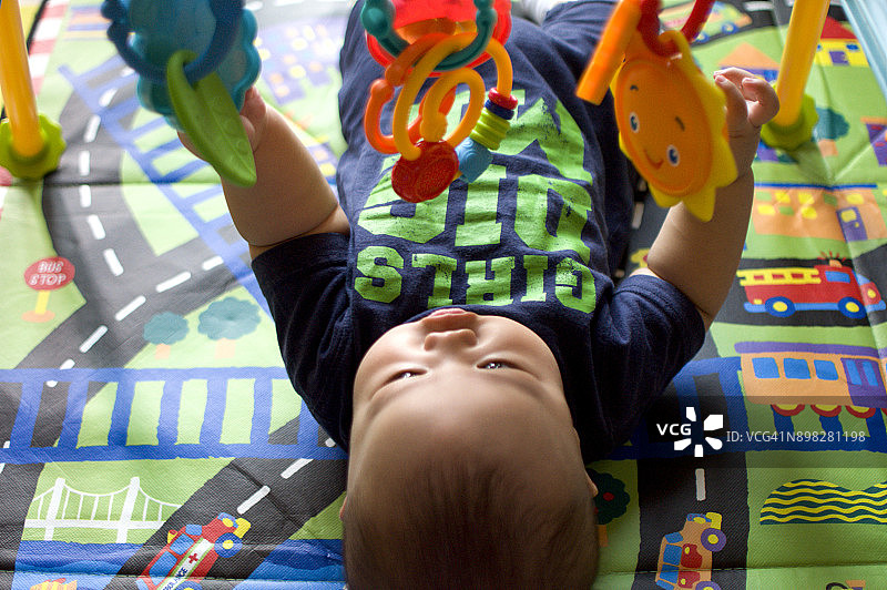 小男孩玩吊挂玩具图片素材