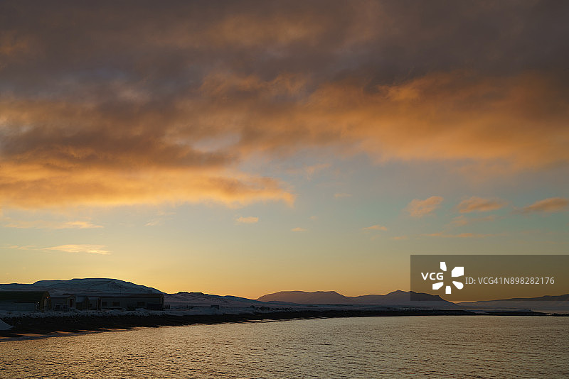 小镇冬季黎明云水交融图片素材