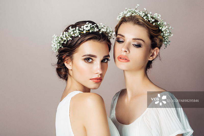 两位美丽的女孩图片素材