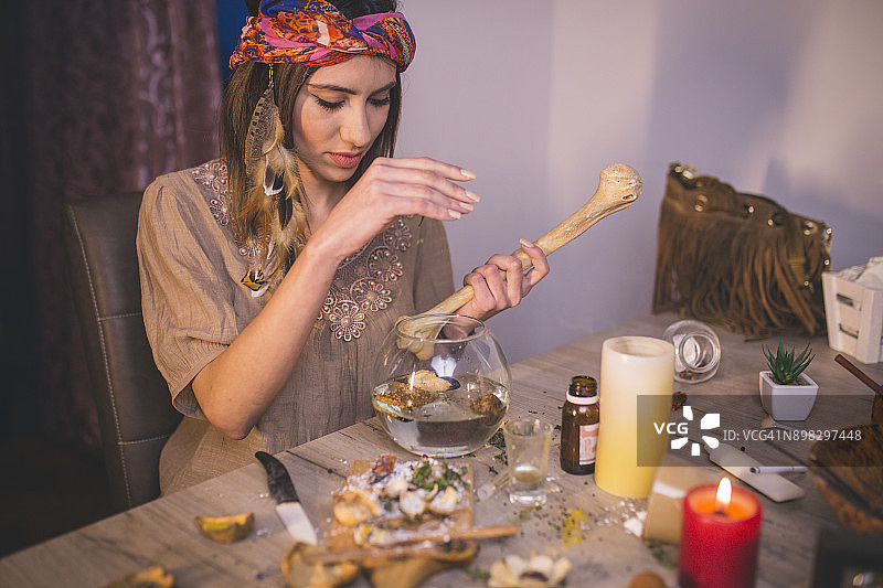 女人制作天然化妆品，俯视图图片素材