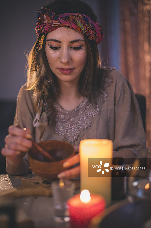 女人制作天然化妆品，俯视图图片素材