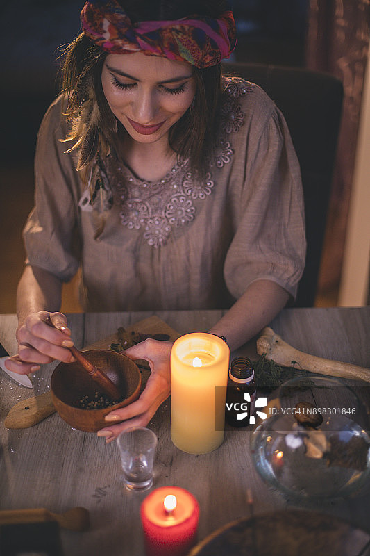 女人制作天然化妆品，俯视图图片素材