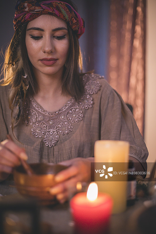 女人制作天然化妆品，俯视图图片素材