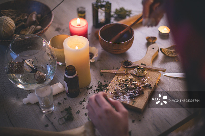 女人制作天然化妆品，俯视图图片素材