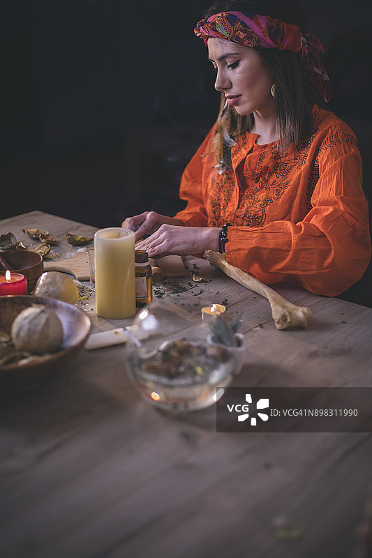 女人制作天然化妆品，俯视图图片素材