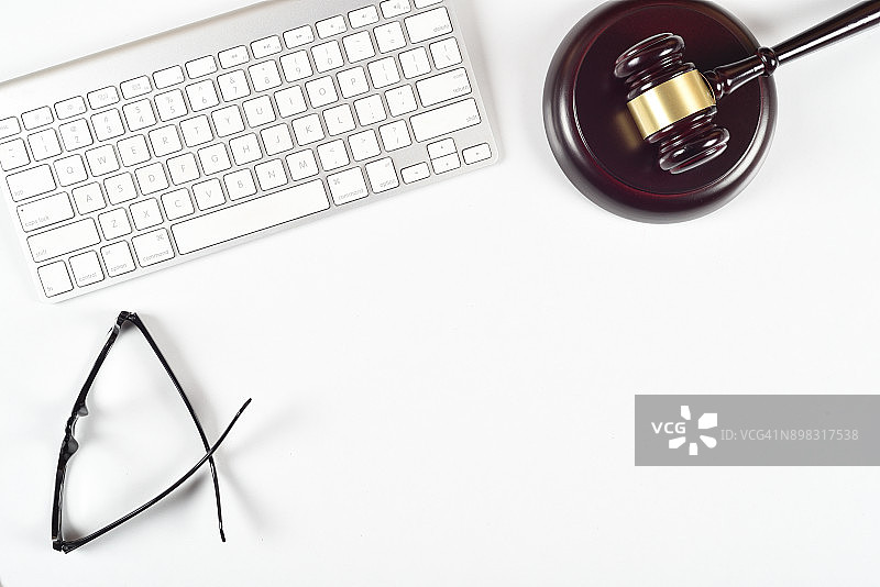 律师事务所俯视图，配有电脑键盘、法官 gavel 和眼镜白色背景图片素材