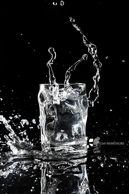 冰块落入水中图片素材