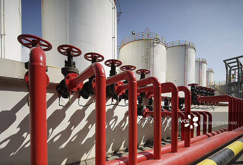 大型炼油厂的输油管道阀门细节图片素材