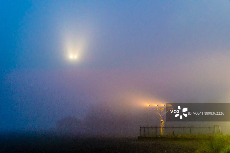 荷兰阿姆斯特丹史基浦机场跑道与雾图片素材