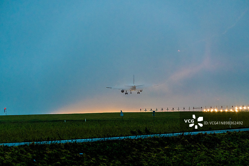 荷兰阿姆斯特丹史基浦机场跑道与雾图片素材