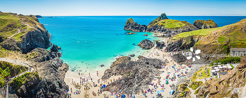 度假者在夏日海滩，田园诗般的海湾全景，康沃尔图片素材