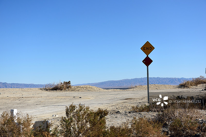 美国加利福尼亚州索尔顿海滩的终点标志图片素材