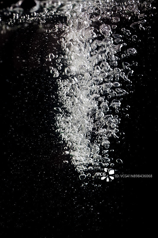黑色背景工作室拍摄的水中气泡图片素材