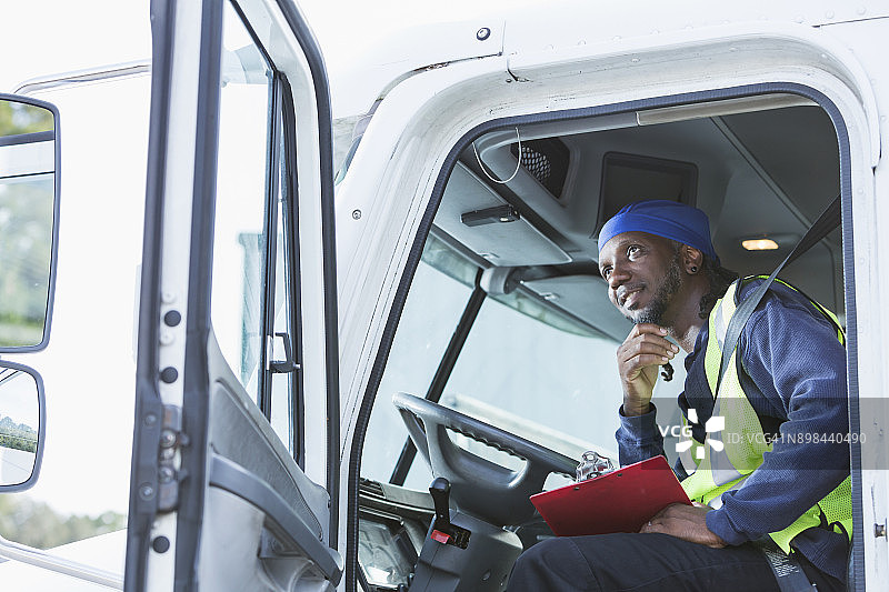 驾驶半挂卡车的年长黑人男子图片素材