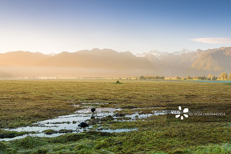 风景秀丽的马西森湖福克斯冰川镇南阿尔卑斯山山谷新西兰图片素材