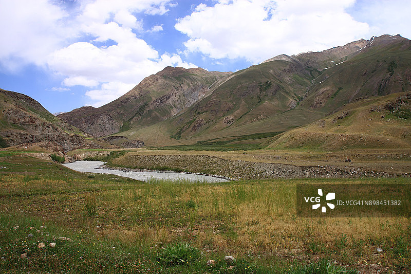山地草甸河流图片素材