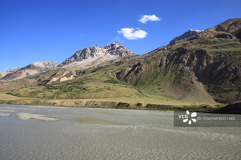 山地草甸河流图片素材