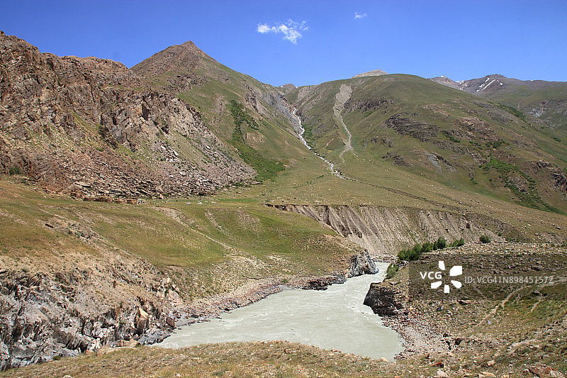 山地草甸河流图片素材
