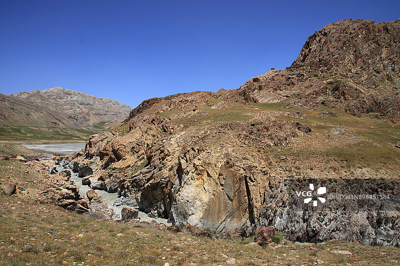 山谷岩石区的河流图片素材