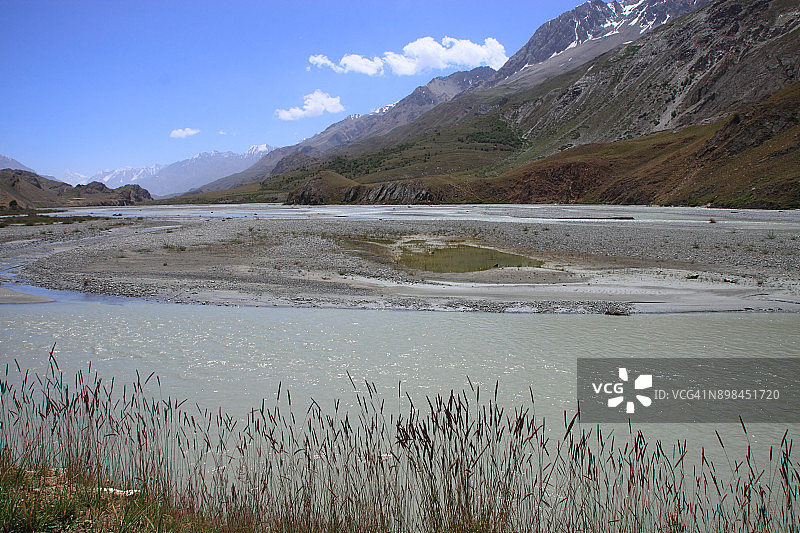 山谷中流淌的河流图片素材