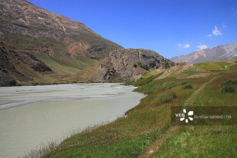 山谷中流淌的河流图片素材