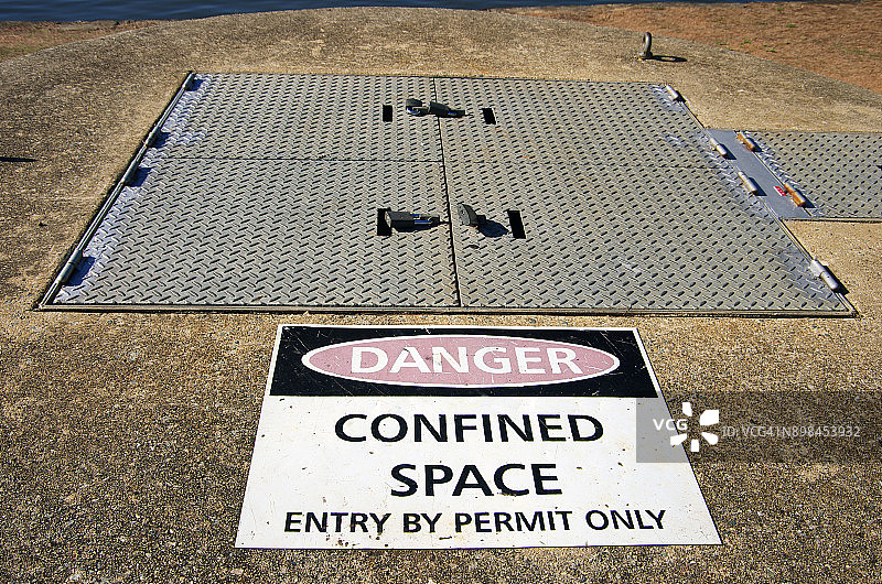 危险：密闭空间。仅凭许可证进入标志图片素材