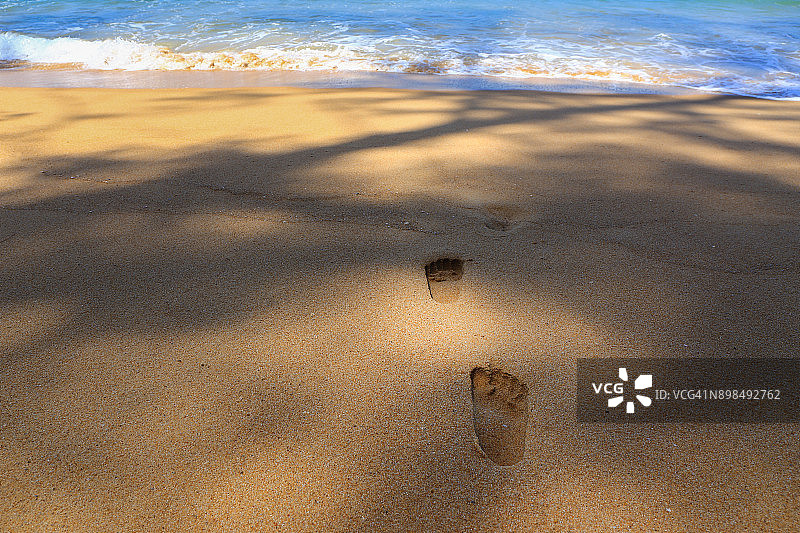 海浪沙滩上的脚印图片素材