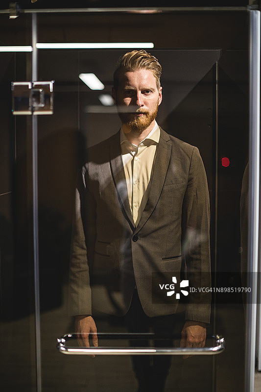 玻璃门后的男人图片素材