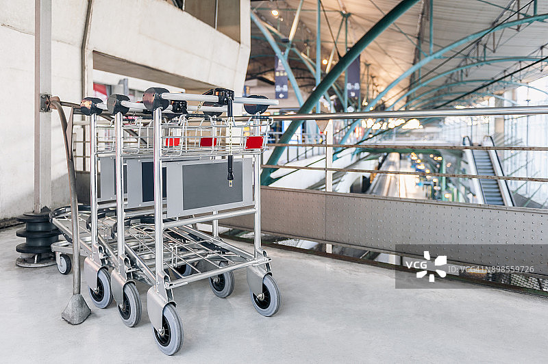 法国里尔欧洲火车站的行李车图片素材