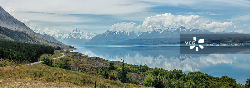 新西兰库克山村附近的普卡基湖壮丽景色图片素材