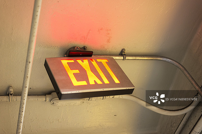建筑物内的发光出口标志图片素材
