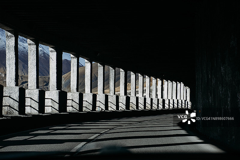 山中的公路隧道图片素材