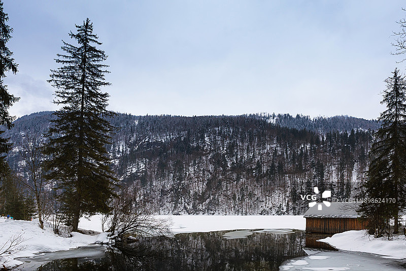 冬季湖边的木制船屋（奥地利哈尔施塔特）图片素材