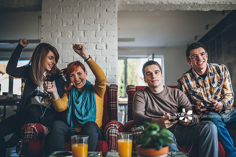 朋友们在家玩电子游戏图片素材