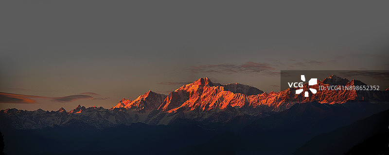 印度北阿坎德邦的乔普塔雄伟喜马拉雅山峰全景图片素材