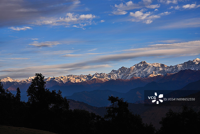 印度北阿坎德邦的乔普塔雄伟喜马拉雅山峰全景图片素材