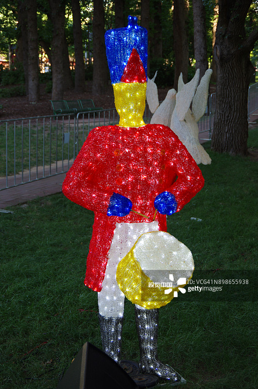 堪培拉格里布公园圣诞节的鼓手雕像，澳大利亚首都领地图片素材