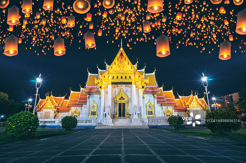 泰国曼谷云石寺意彭节的漂浮灯笼和水灯图片素材