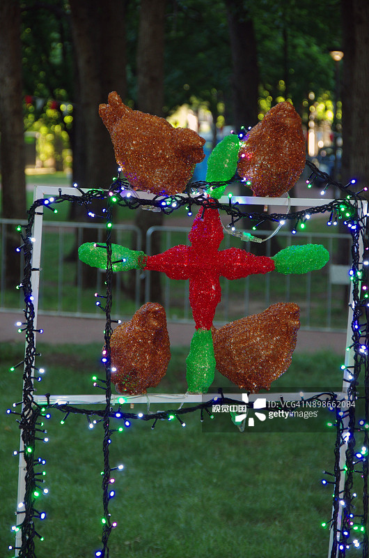 澳大利亚堪培拉格莱布公园的圣诞节四鸣禽雕像图片素材